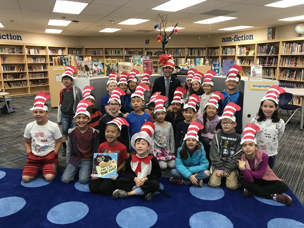 Councilmember Kuo reads to Stone Creek