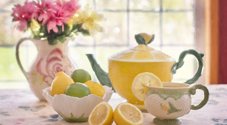 tea pot with lemons