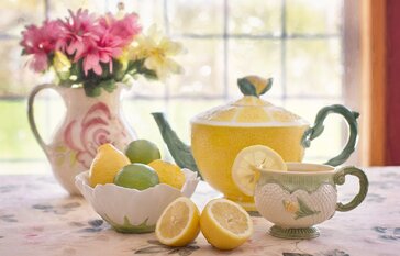 tea pot with lemons
